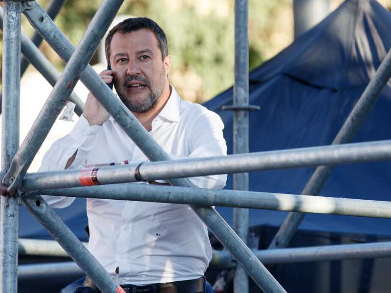 Salvini come Mentana. Il partito litiga in chat e lui fa la maratona