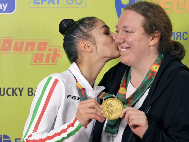Sofia Raffaeli festeggia uno dei suoi quattro ori mondiali (dedicati alle Marche) con la sua allenatrice Julieta Cantaluppi (foto Simone Ferraro) <br />