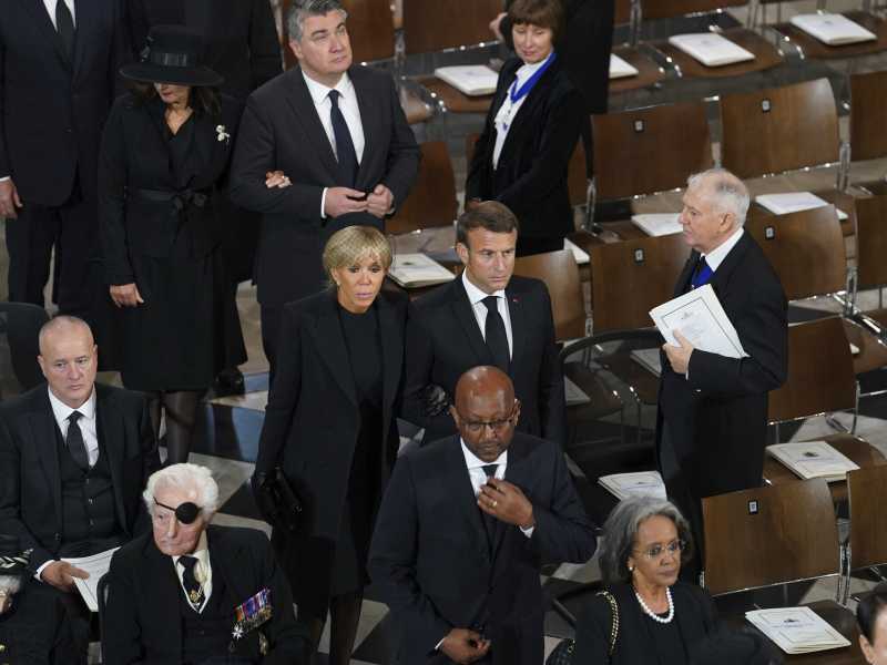 Emmanuel Macron, con la moglie Brigitte, ai funerali di Elisabetta II (LaPresse)