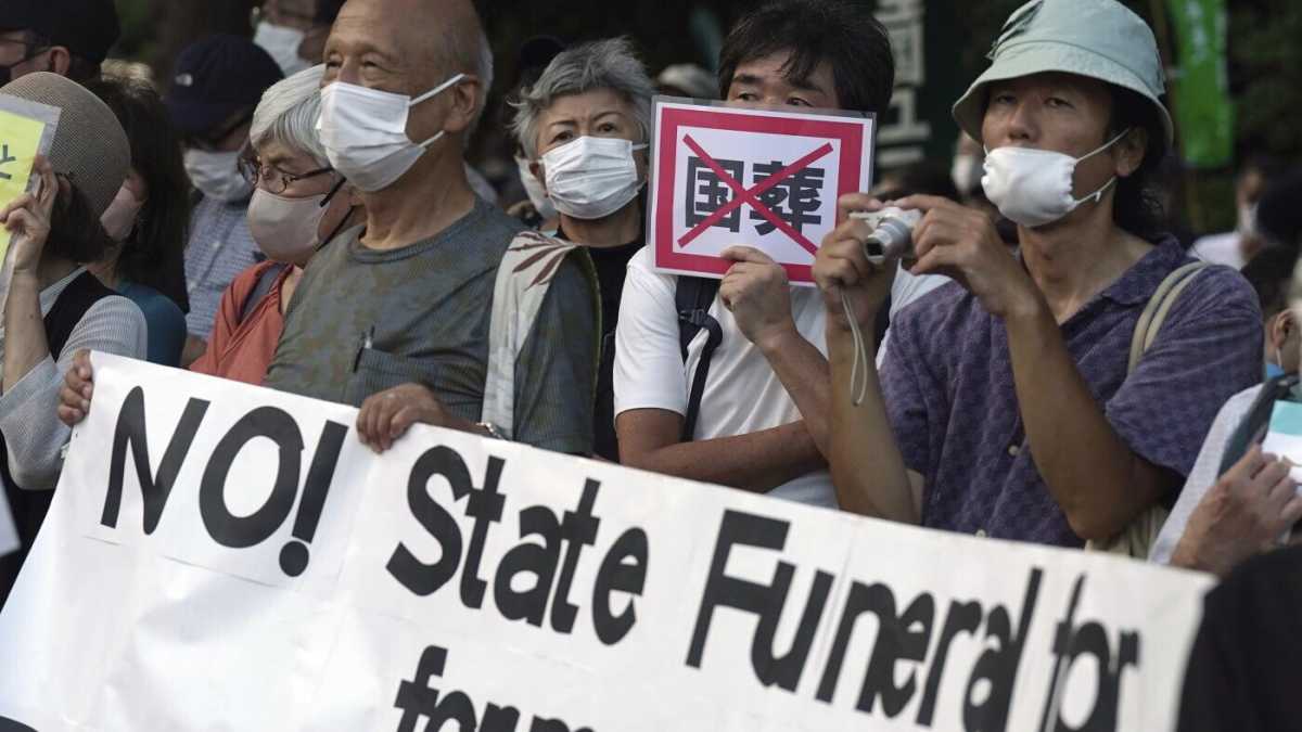Immagine di Così il già mesto funerale di Shinzo Abe è diventato pure controverso