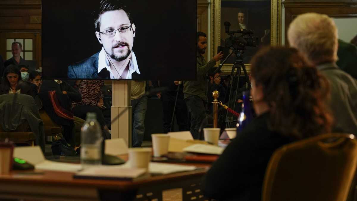 Immagine di Putin dà la cittadinanza a Edward Snowden. Più che un dispetto è una conferma