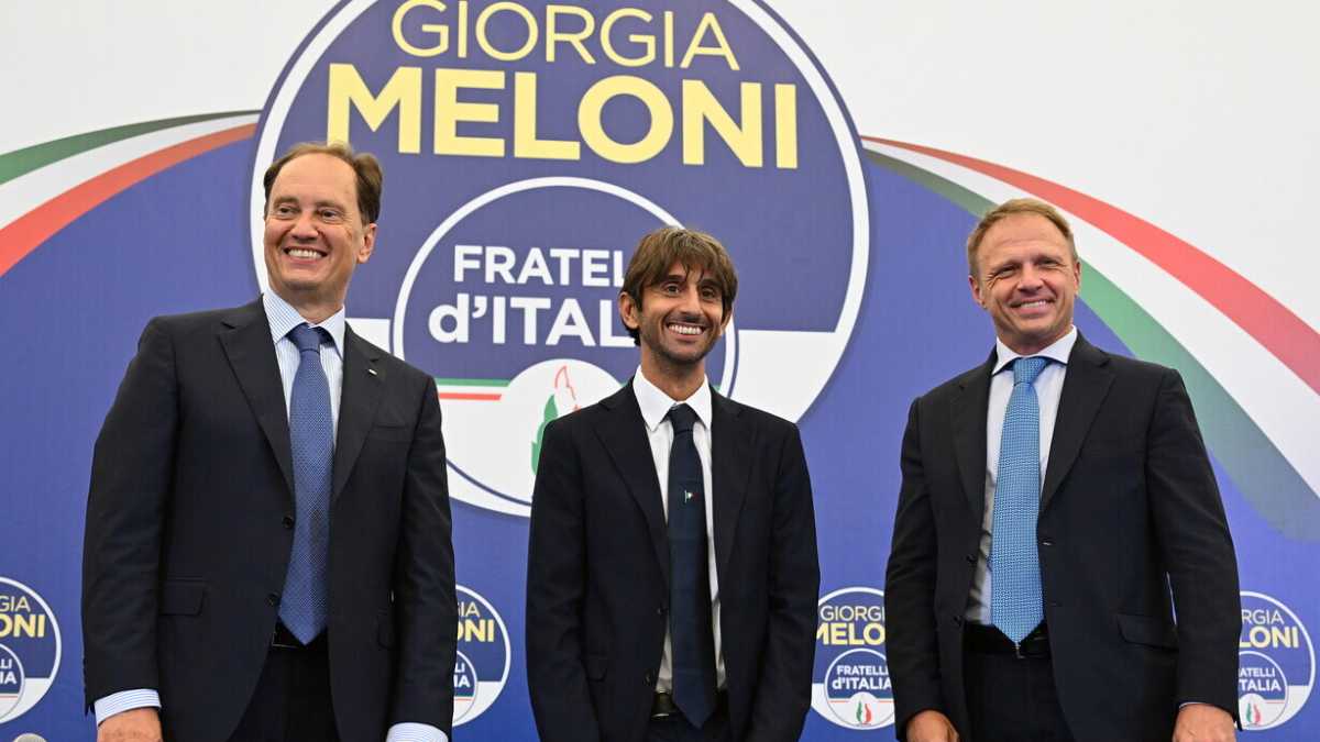 Immagine di Elezioni politiche 2022, Bossi potrebbe restare fuori dal Parlamento. Fdi: "Ci confronteremo con Draghi"