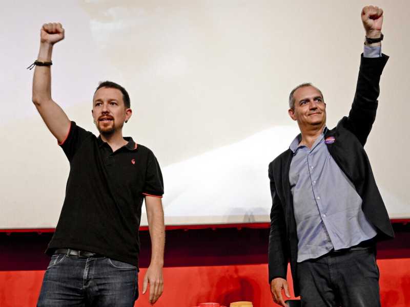 Luigi de Magistris con Pablo Iglesias, leader di Podemos (Ansa)