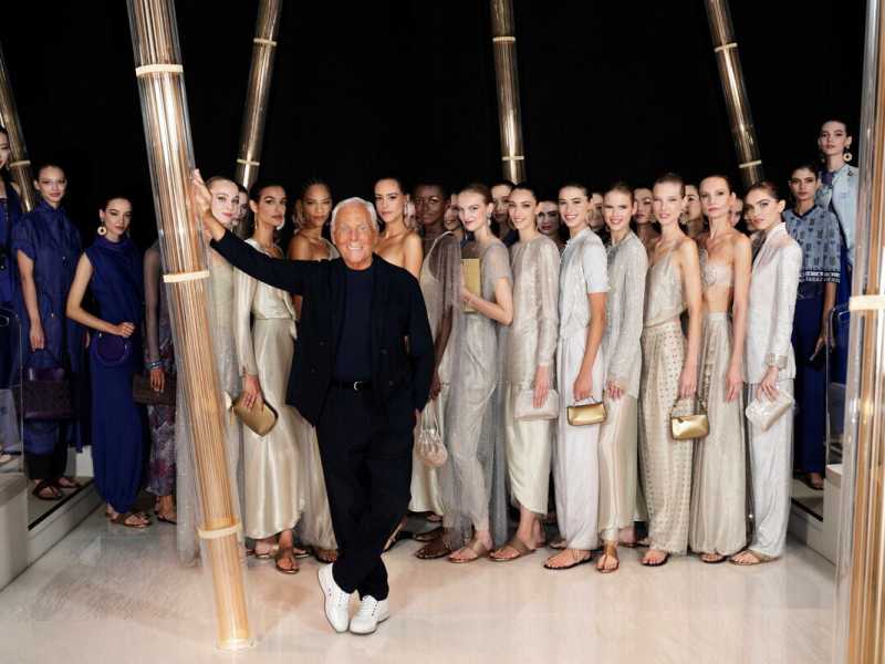 &nbsp;Giorgio Armani con le modelle a fine sfilata estate 2023<br />