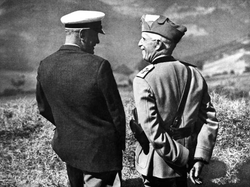 Vittorio Emanuele III assiste insieme a Benito Mussolini alle grandi manovre militari (LaPresse)<br />