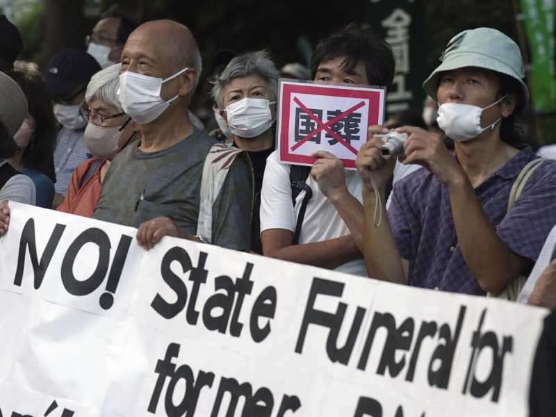 Così il già mesto funerale di Shinzo Abe è diventato pure controverso
