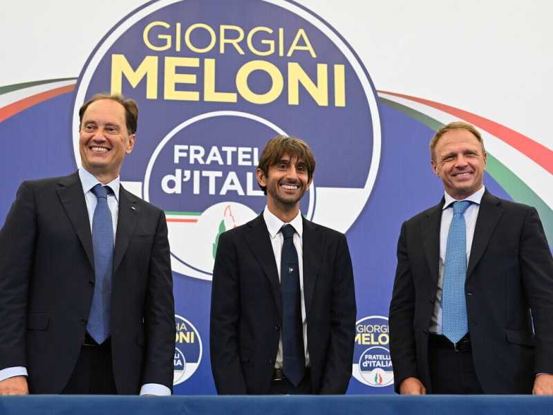 Elezioni politiche 2022, Bossi potrebbe restare fuori dal Parlamento. Fdi: "Ci confronteremo con Draghi"