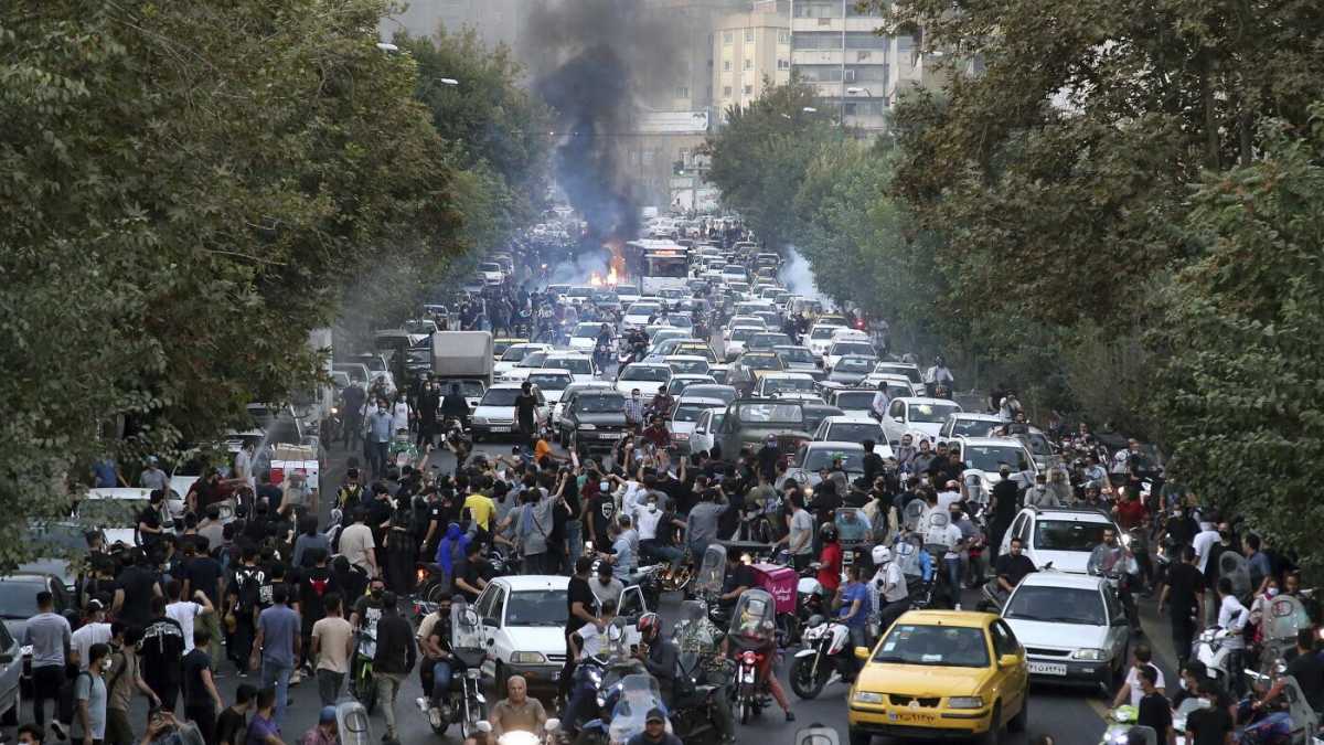 Immagine di I ragazzi d'Iran protestano con le ragazze e le proteggono. E' un paese nuovo