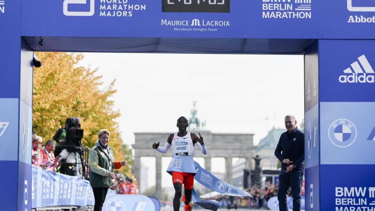 Immagine di Kipchoge stabilisce il record mondiale della maratona (ma si pensa solo alle scarpe)
