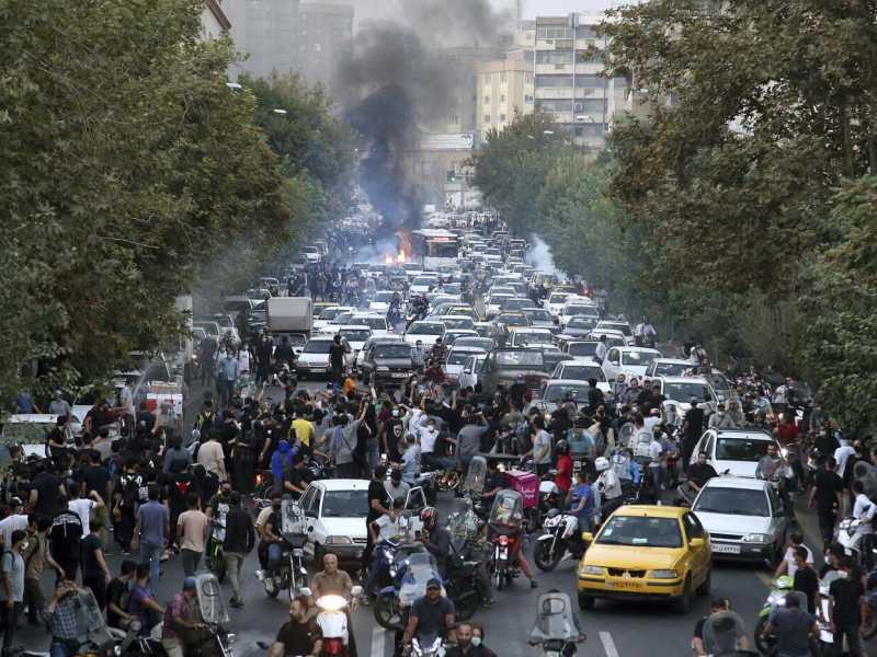 I ragazzi d'Iran protestano con le ragazze e le proteggono. E' un paese nuovo