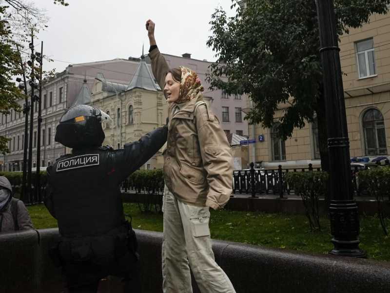 L’indifferenza di alcuni miei amici russi mi sconvolge ancora, ma ora devono scegliere: emigrare o morire