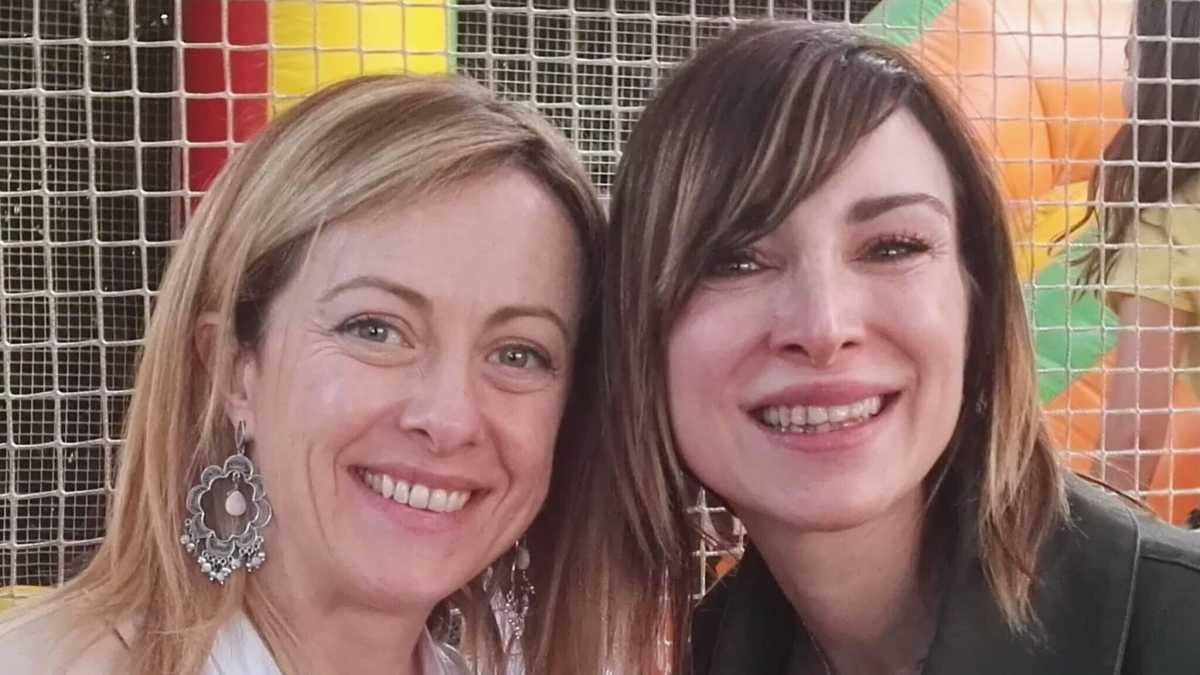 Immagine di Rachele Mussolini: "Con Meloni ci scrolliamo di dosso mio nonno"