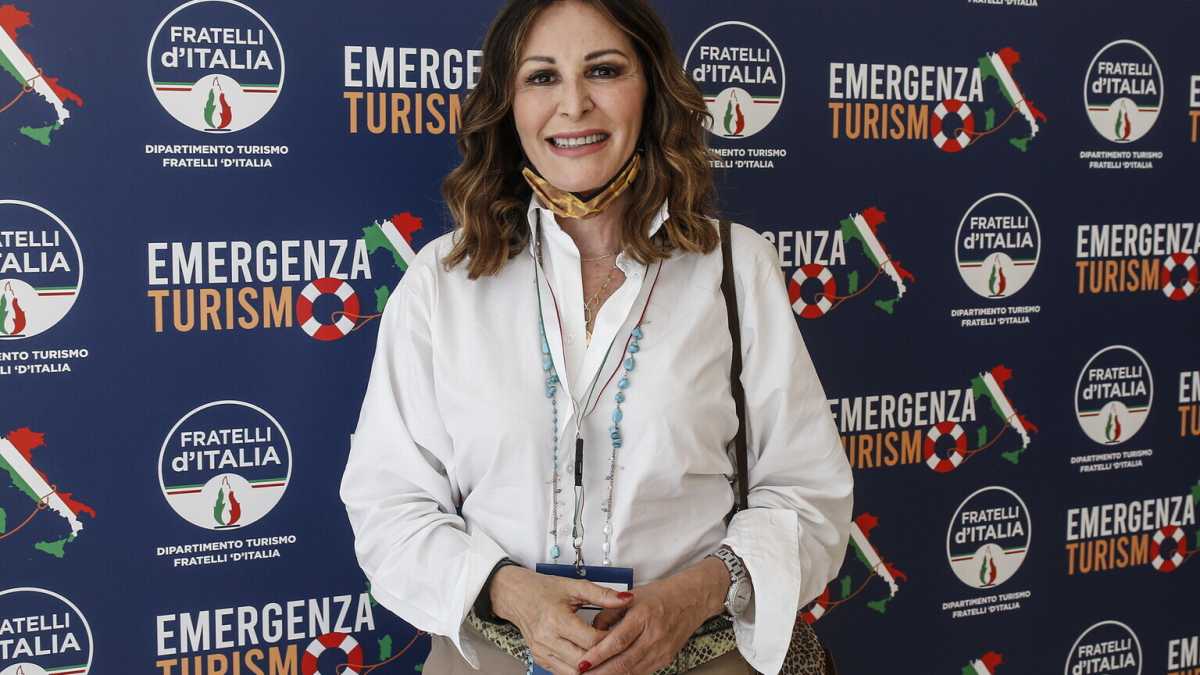 Immagine di Santanchè spiega il metodo Meloni: “Il governo prima si fa, poi si comunica. Salvini? Chi lavora non parla”