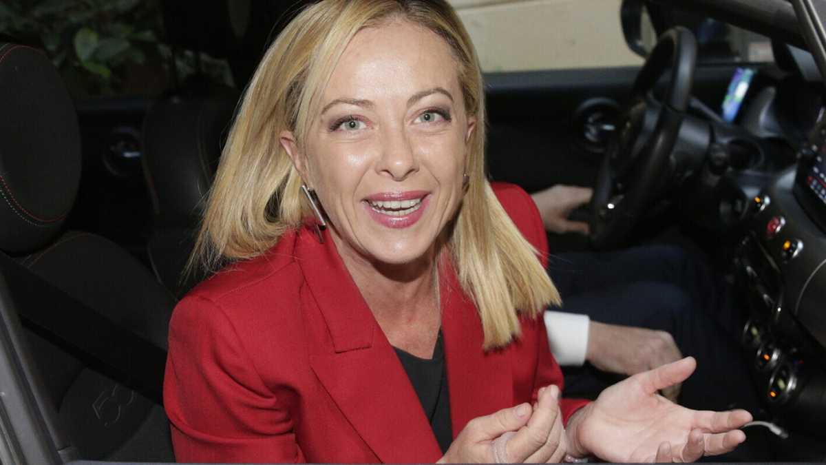 Immagine di Bruxelles scrive all'Italia: "Subito la gara per i balneari". Ma ora a rispondere dovrà essere Meloni