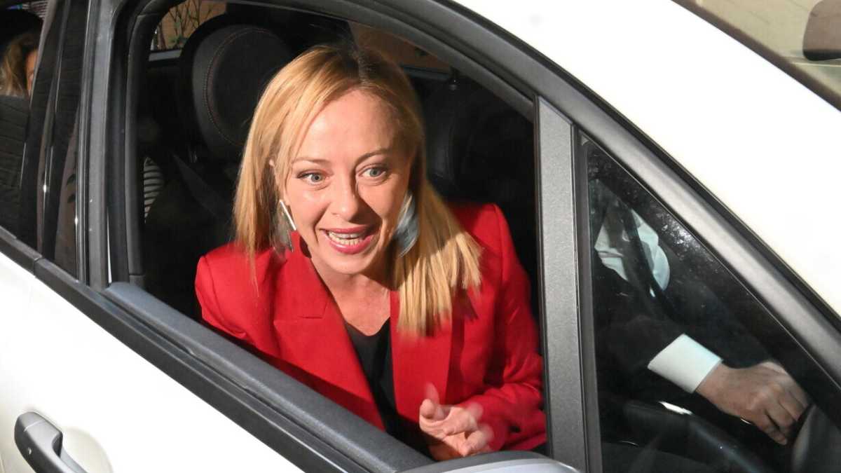 Immagine di Meloni tra caro bollette e umori della Ue: "Che dice Ursula?"