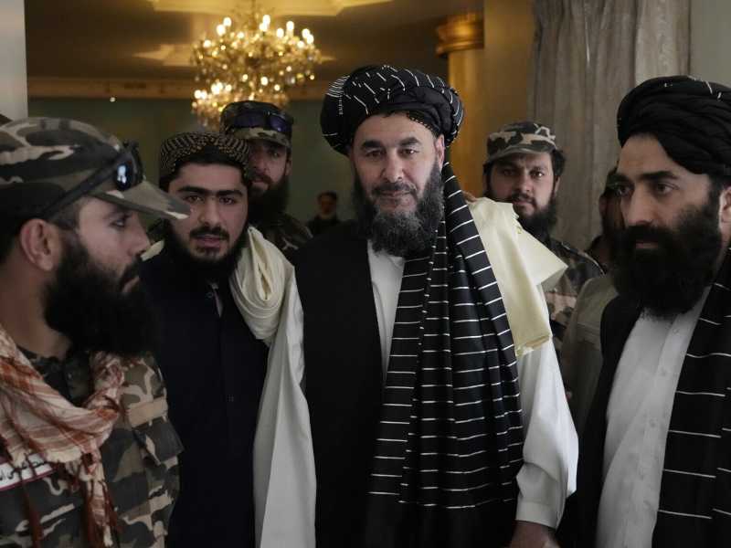 Dopo essere stato rilasciato Bashir Noorzai ha tenuto una conferenza stampa (AP Photo/Ebrahim Noroozi) <br />