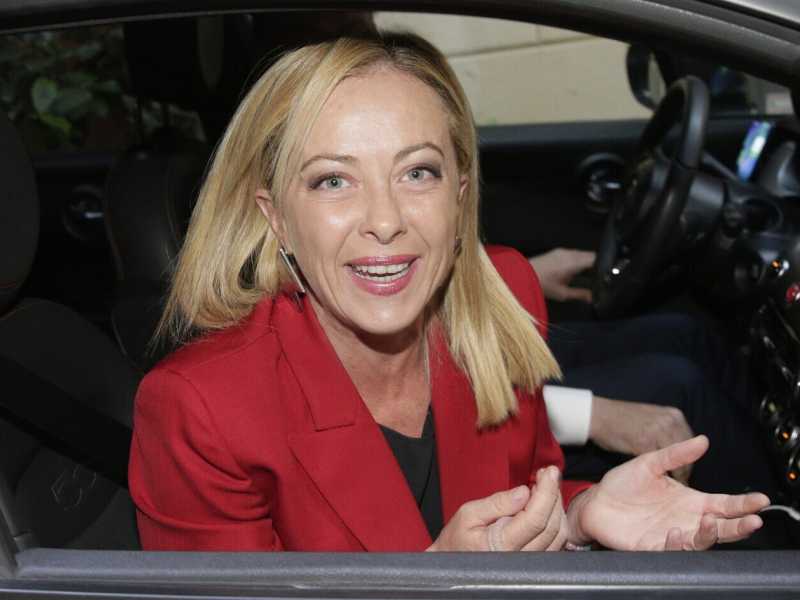 Bruxelles scrive all'Italia: "Subito la gara per i balneari". Ma ora a rispondere dovrà essere Meloni