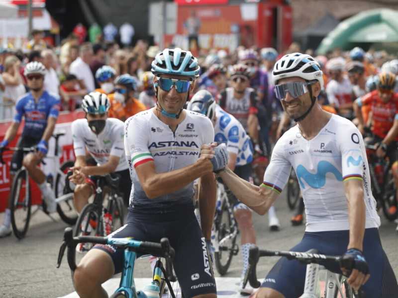 Il saluto a Alejandro Valverde e Vincenzo Nibali all'ultima Vuelta (Foto Ansa)&nbsp;<br />