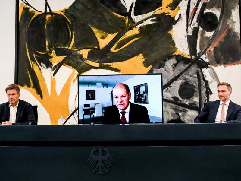 La conferenza stampa del governo tedesco (Ansa)