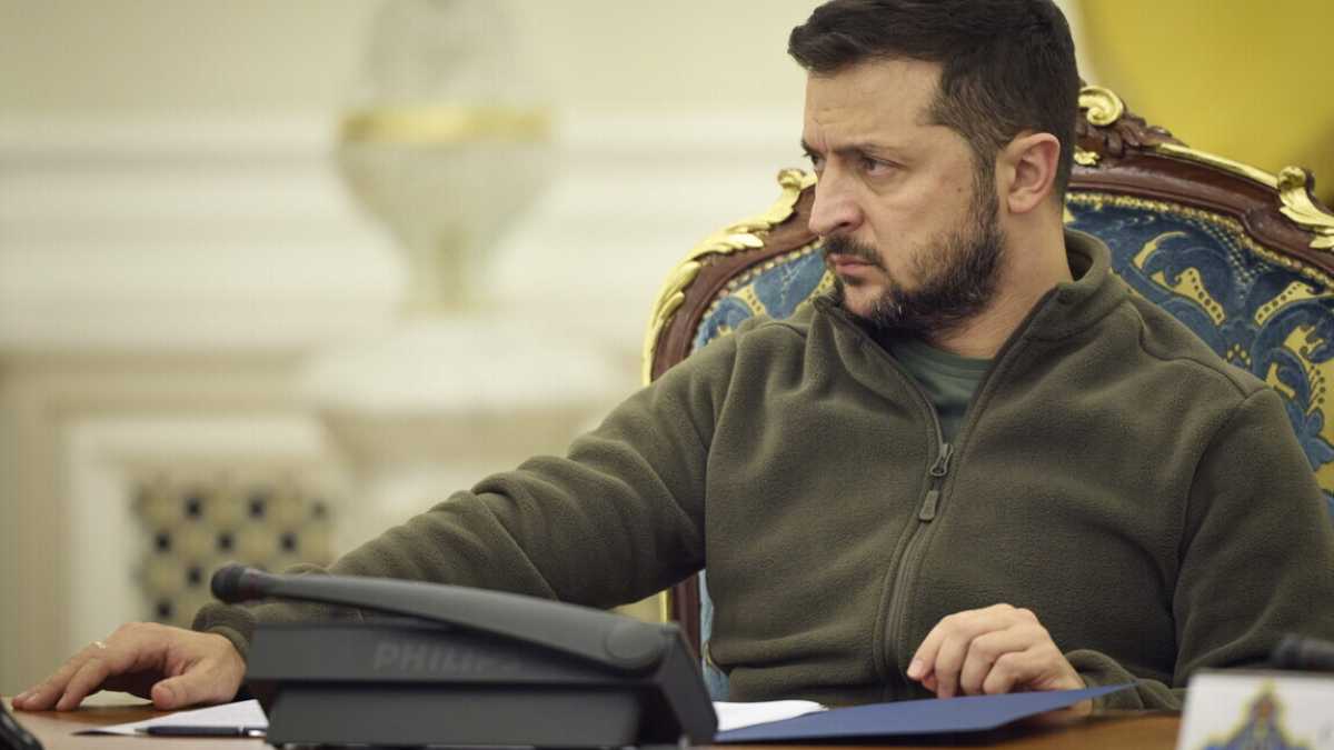 Immagine di Zelensky risponde alle illegalità di Putin bussando alla porta della Nato