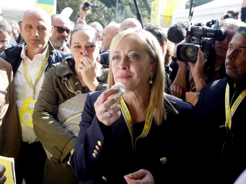 Meloni va a Milano e incontra Berlusconi: "Governo di alto profilo"