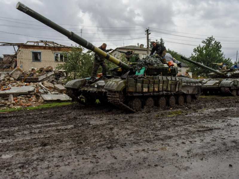 Un carro armato ucraino a Kharkiv (Ansa)