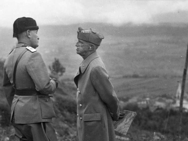 Mussolini e il re Vittorio Emanuele III (Olycom) 
