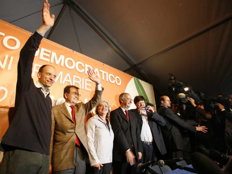 Enrico Letta, Rosy Bindi, Romano Prodi, Walter Veltroni e Mario Adinolfi alle primarie del Pd del 2007 (Ansa)&nbsp;