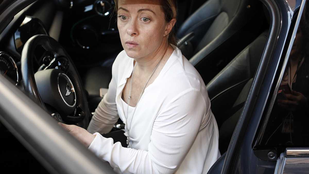 Immagine di Ma come, la Meloni patriottica e poi guida una Mini Cooper?