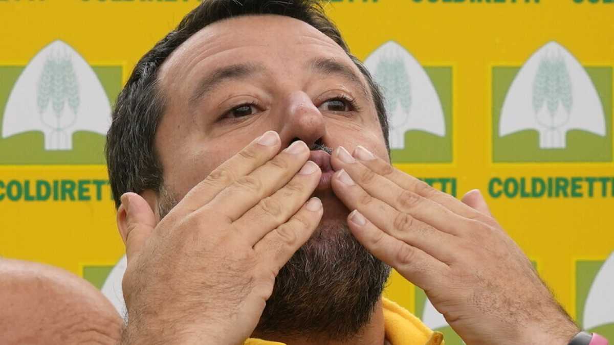 Immagine di Salvini, lo zingaro. Bossi scuote il partito, lui fa il tour per sezioni