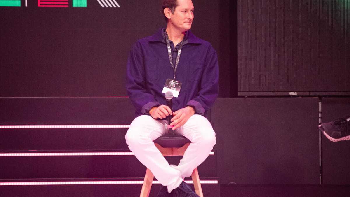 Immagine di Sbullonare le scarpe a Elkann