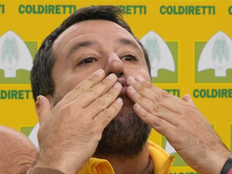 Salvini, lo zingaro. Bossi scuote il partito, lui fa il tour per sezioni