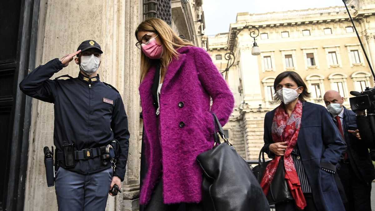 Immagine di Pd, il documento delle donne a Letta: "A noi le posizioni apicali in Parlamento"