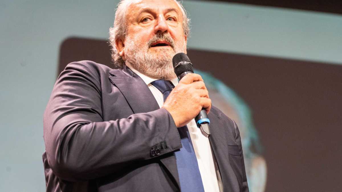 Immagine di Emiliano “salva” il dg dell’Arpal candidato alle politiche con Calenda. Che ora minaccia espulsioni