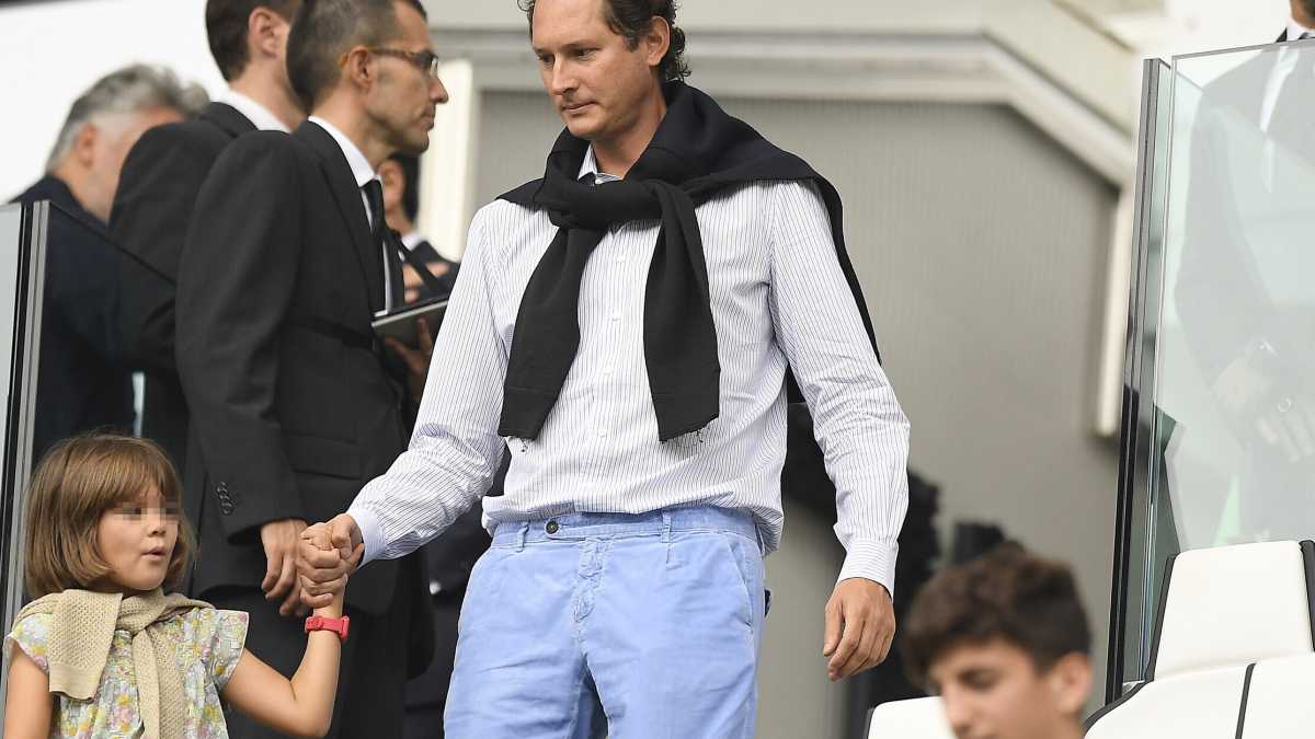 Immagine di John Elkann si veste di nuovo e chiude col maschio alfa (e alfetta). Dal pol. corr. al Pci