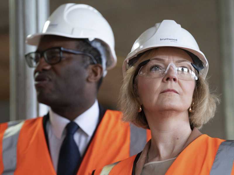 Il primo ministro britannico Liz Truss e il Cancelliere dello Scacchiere Kwasi Kwarteng visitano un cantiere a Birmingham (LaPresse)&nbsp;<br />