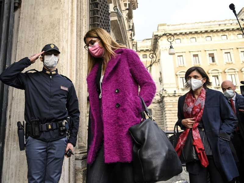 Pd, il documento delle donne a Letta: "A noi le posizioni apicali in Parlamento"