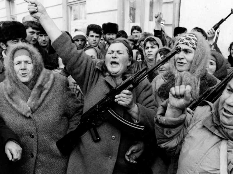 La folla davanti al Parlamento ceceno nel 1994 (LaPresse) 