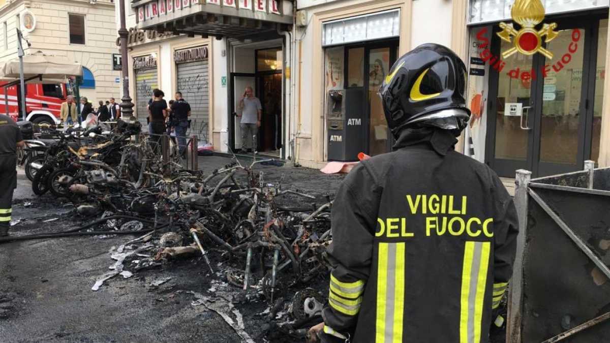 Immagine di Incendio a Roma vicino alla stazione Termini: la colonna di fumo nel centro della città