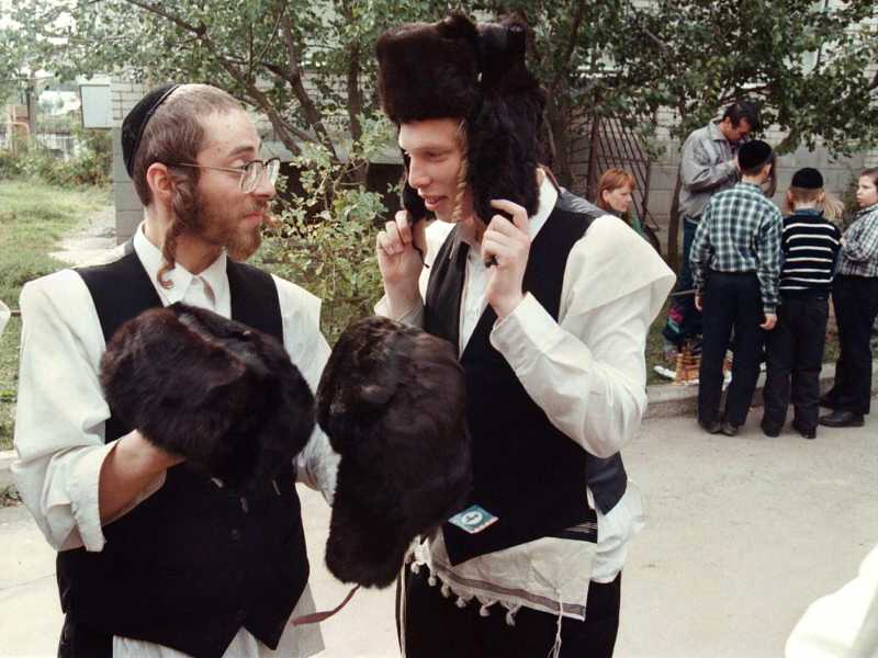 In una foto del 1998, pellegrini chassidici in Ucraina indossano le shapka, tipici cappelli di pelliccia invernali (Supinsky /Ansa) <br />