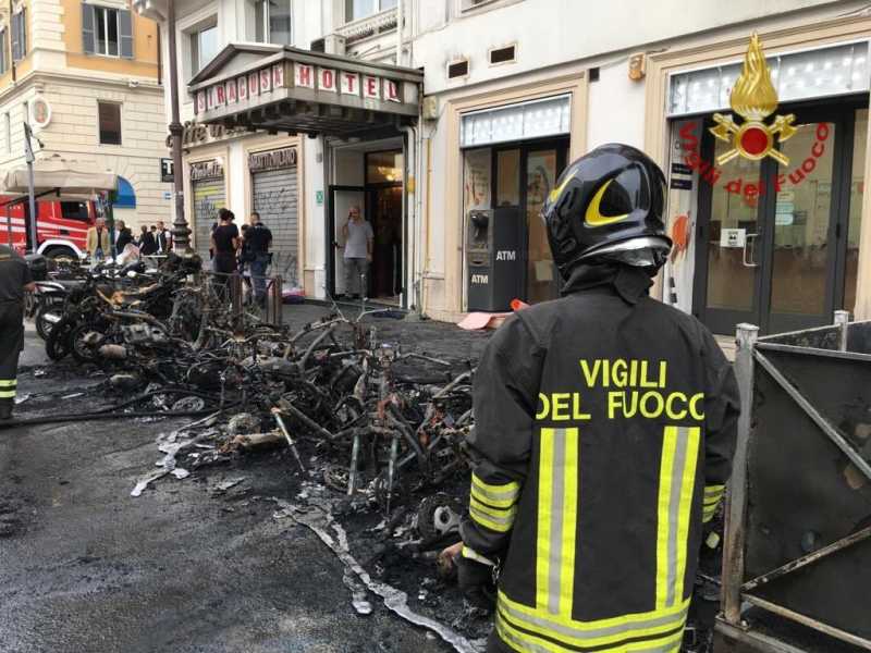 Incendio a Roma vicino alla stazione Termini: la colonna di fumo nel centro della città
