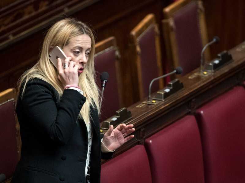 Meloni esce dalla chat dei parlamentari di FdI: "Le vostre fughe di notizie mi danneggiano"