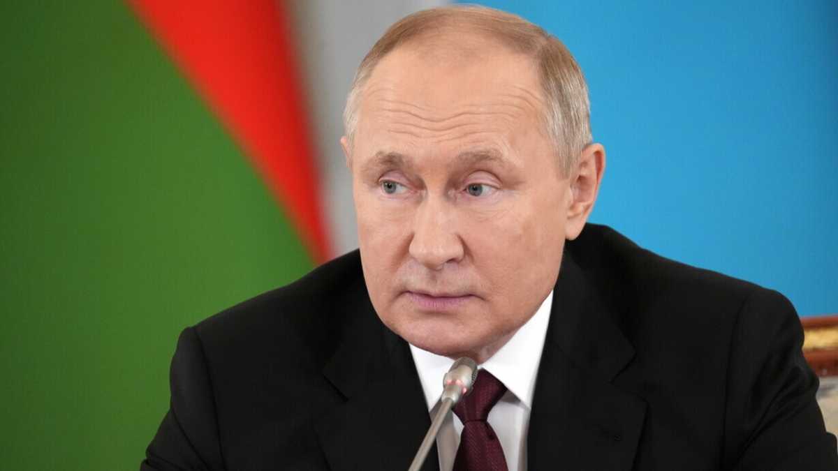 Immagine di Putin, Pugačëv e i russi che si abbeverano del passato con l'effetto di deridere il presente
