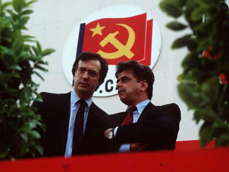 Walter Veltroni e Achille Occhetto con il simbolo del Pci nel 1989 (Olycom)&nbsp;<br />