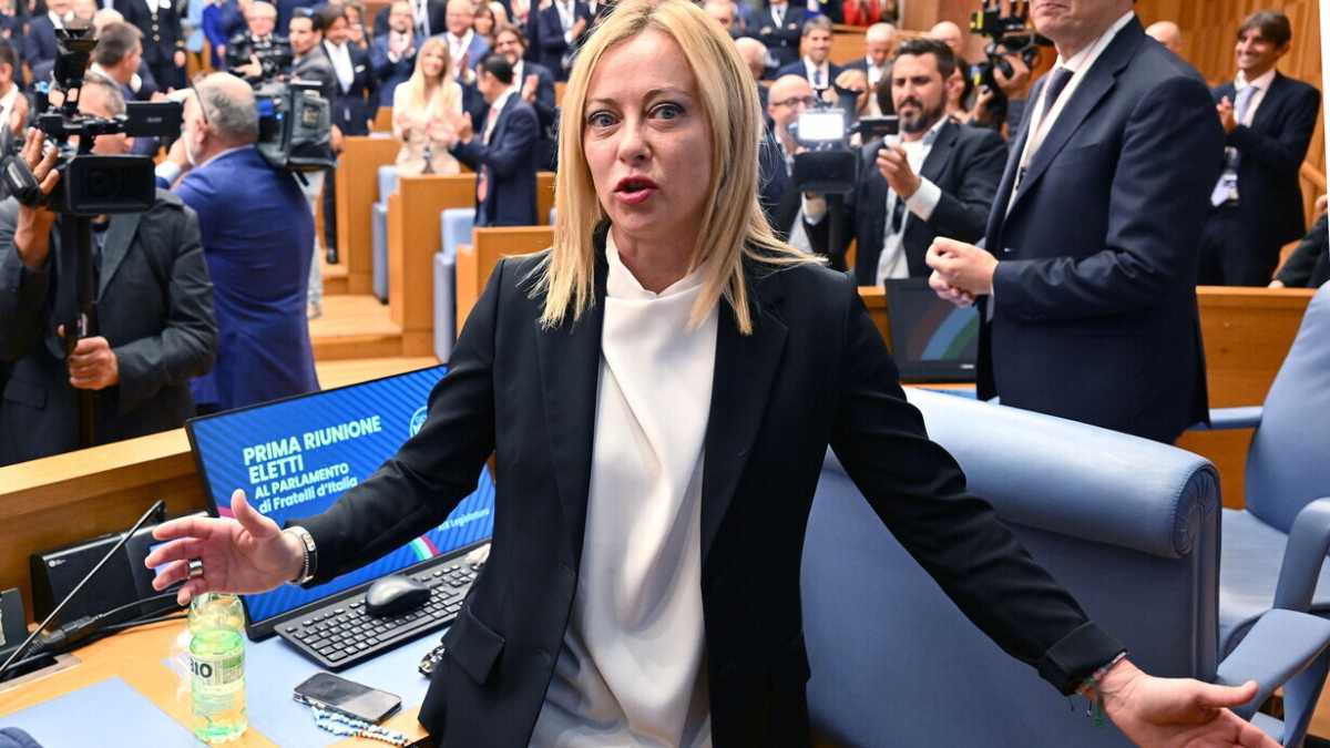 Immagine di Meloni gela l’entusiasmo dei suoi: “Sarà durissima”. E fa loro un regalo educativo: la cravatta
