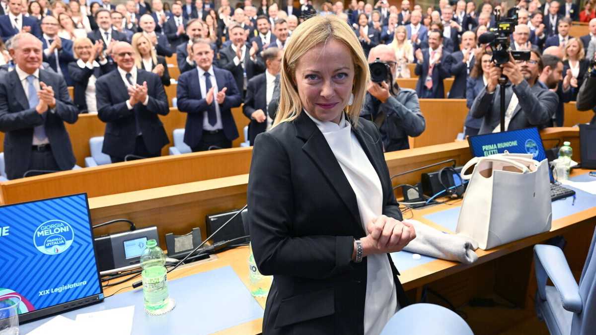 Immagine di Meloni accoglie i suoi parlamentari con cravatte e foulard: "Ora governo autorevole"