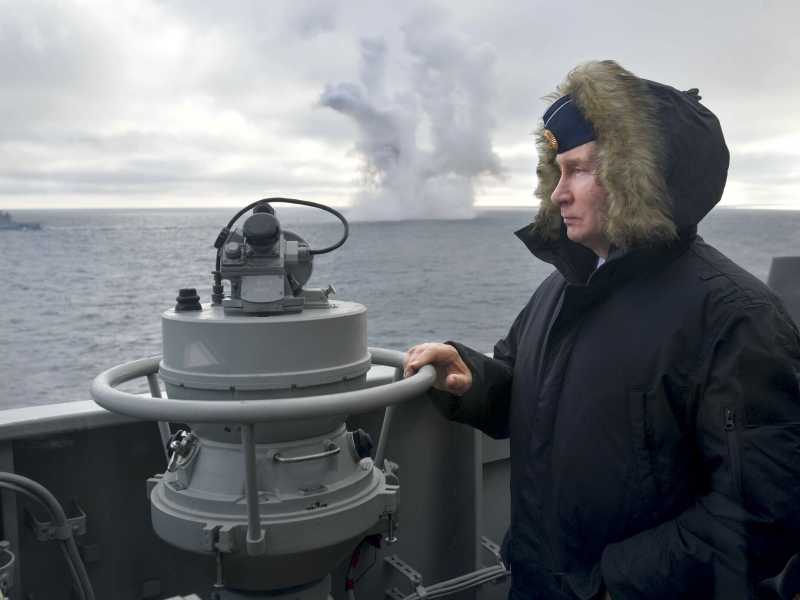 Vladimir Putin osserva l'addestramento dell'esercito della marina militare russa (LaPresse)&nbsp;<br />
