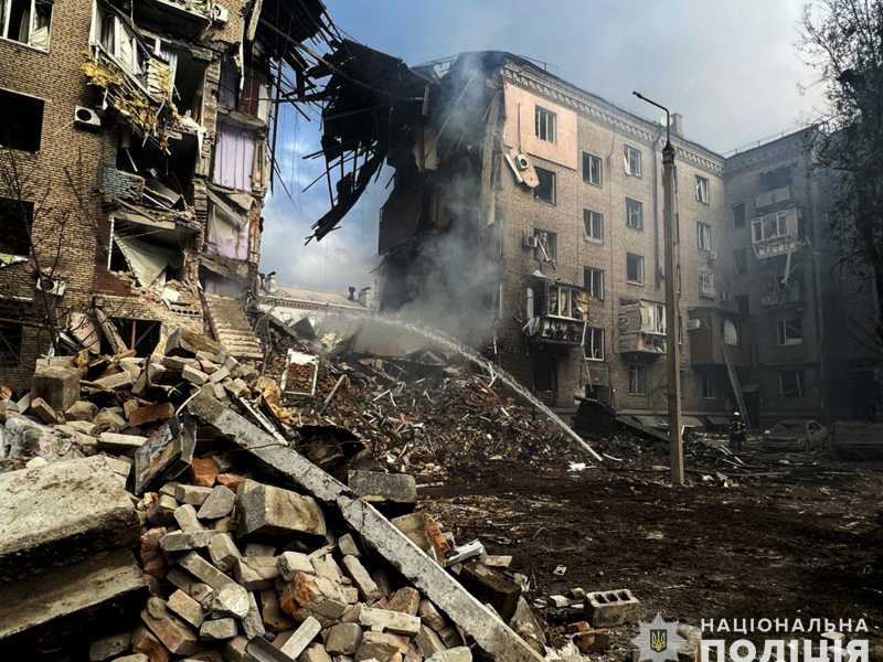 Un post della Polizia ucraina: ''Le truppe russe hanno lanciato razzi contro i residenti di Zaporizhia: ci sono morti e feriti" (Ansa)&nbsp;<br />