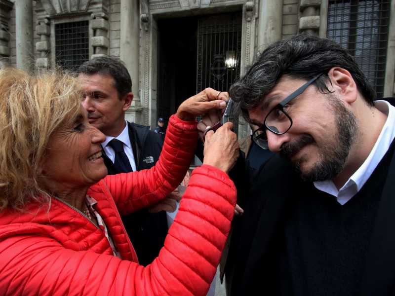 Diana De Marchi e alcuni consiglieri di centrosinistra si sono tagliati i capelli in solidariet&agrave; al popolo iraniano (ANSA/Paolo Salmoirago)&nbsp;<br />