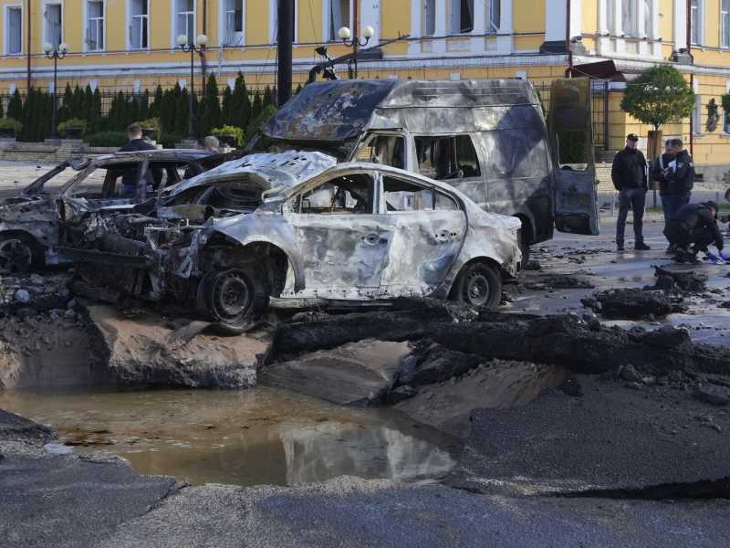 Gli effetti dell'attacco russo nel centro di Kyiv (LaPresse)